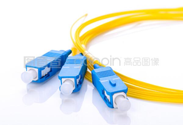 白色背景上帶有sc連接器的光纖耦合器
